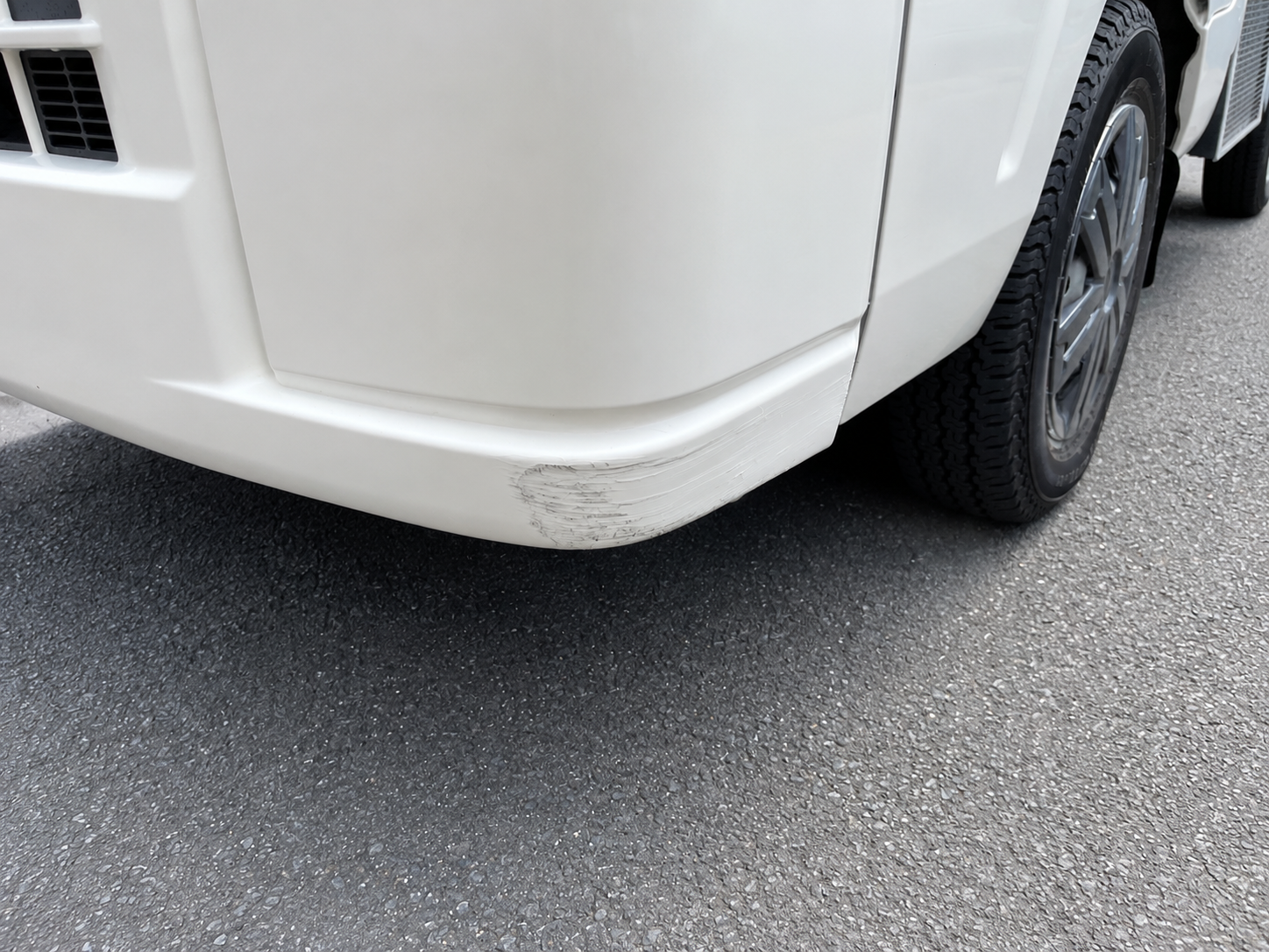 配送用新車のバンパーについた擦り傷