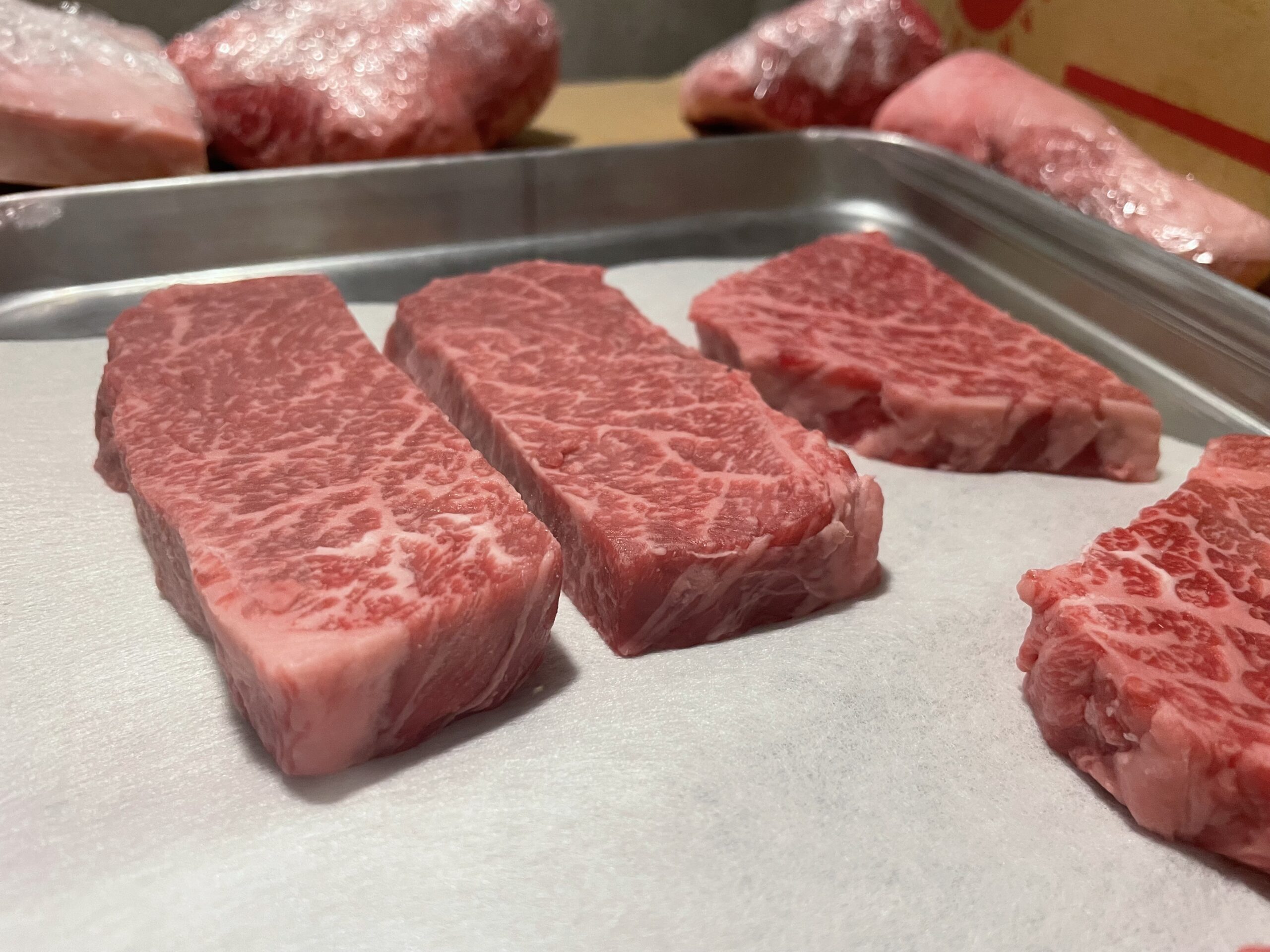 精肉店のショーケースに並んだ厚切りの仙台牛ランプ肉