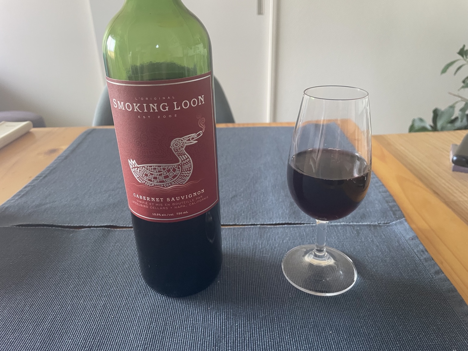 SMOKING LOON CABERNET SAUVIGNONのボトルとグラス。自宅のテーブルで注いだ赤ワイン