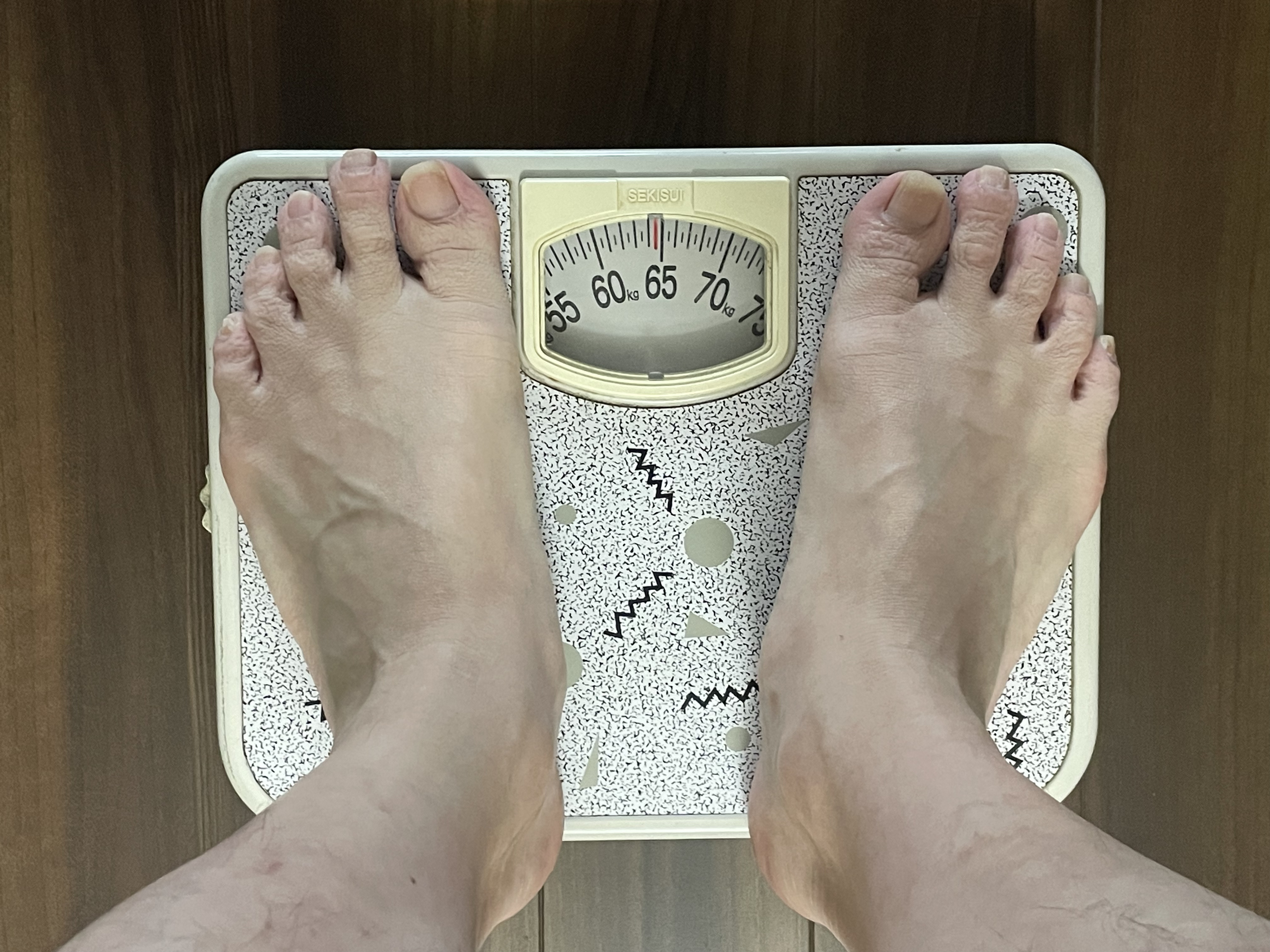 5週目の体重64.5kg アナログ体重計の記録