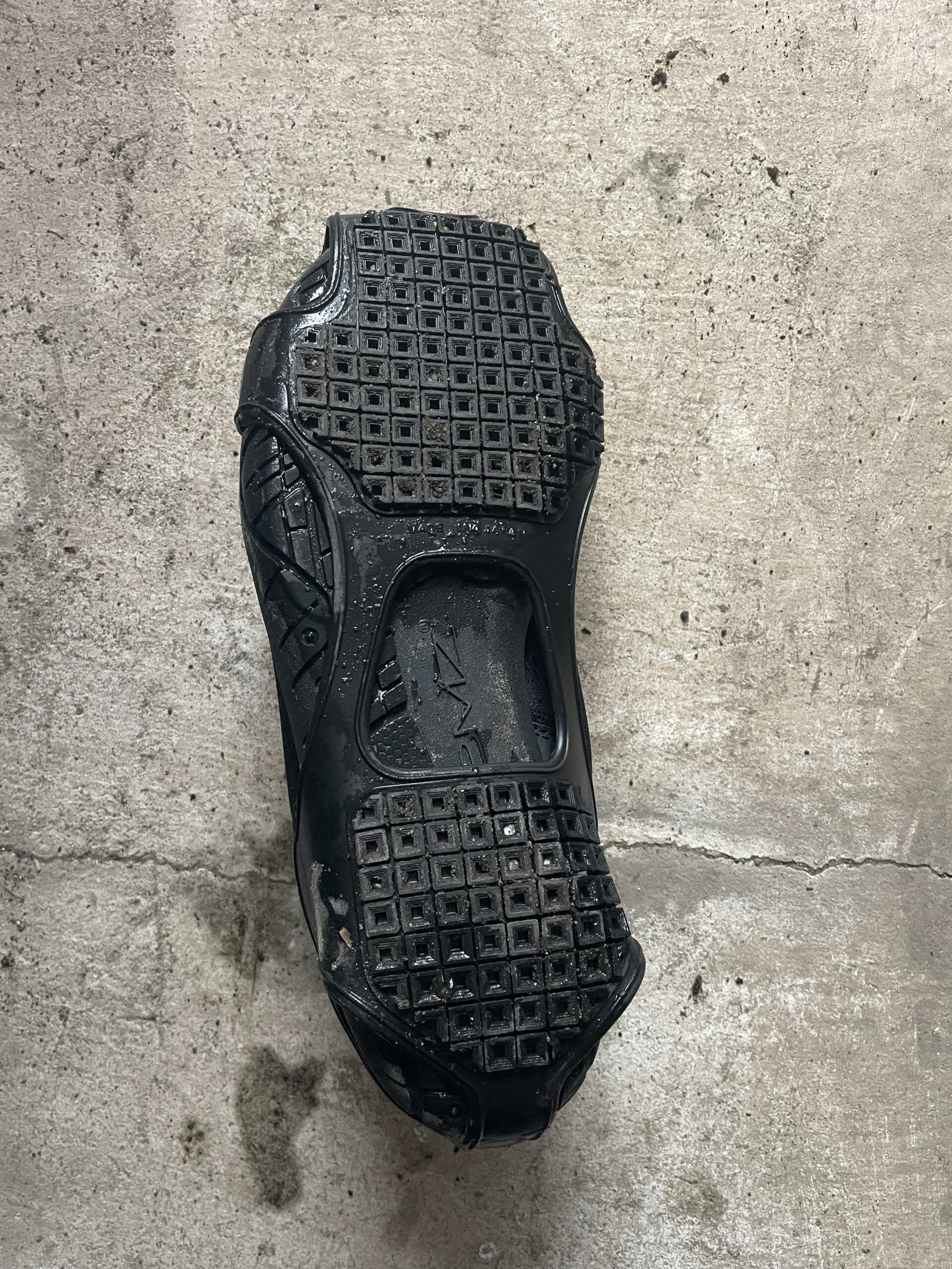 BMZ安全靴の底面。Hyper Vスタッドレスソール装着後、格子状の滑り止めパターンとBMZロゴが見える