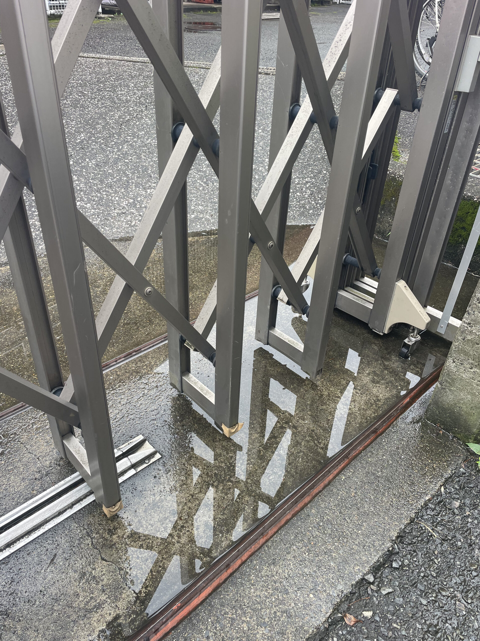 雨の日の濡れたレール。金属のレールと水たまりが写っており、滑りやすい路面の例