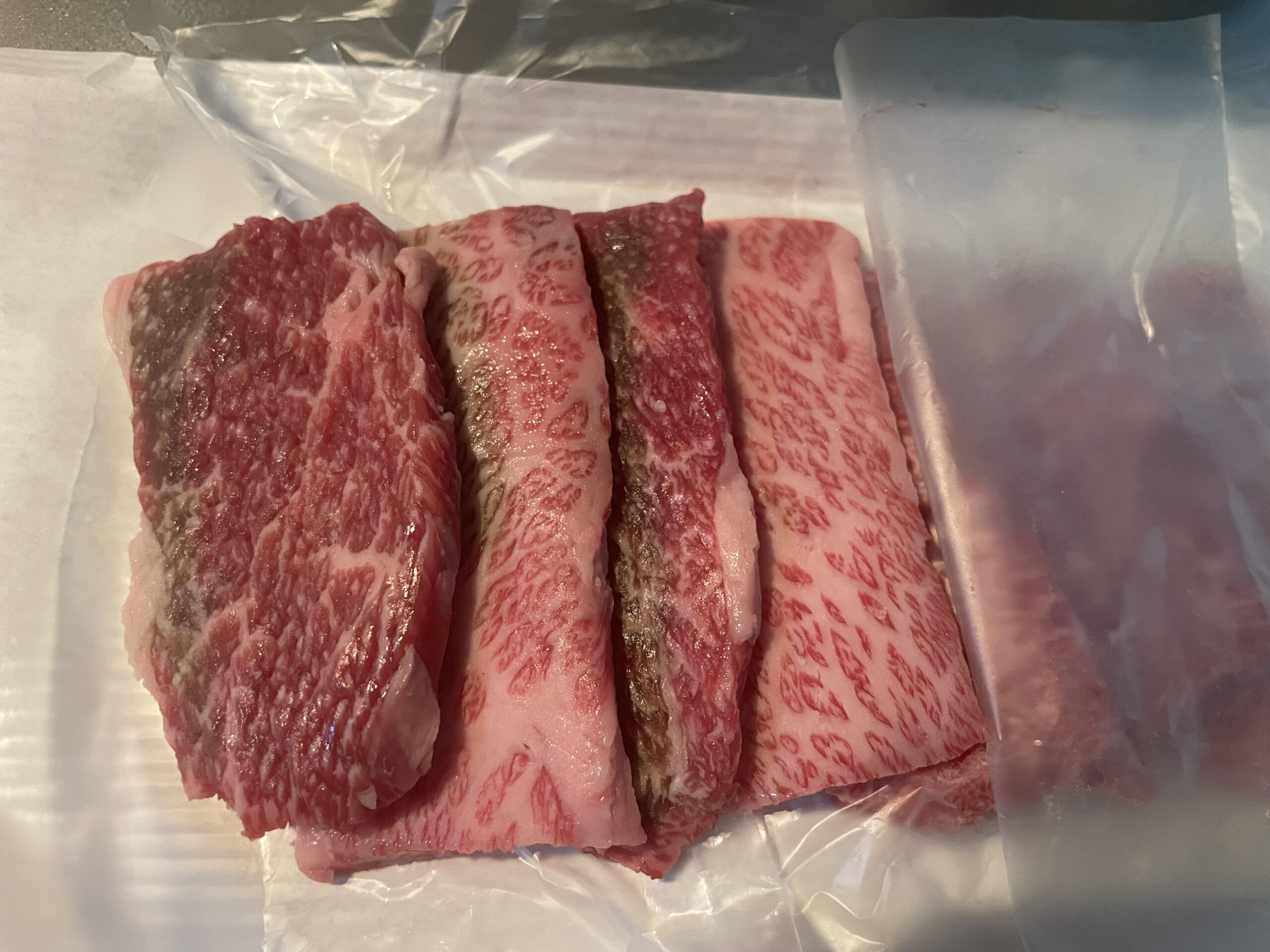 翌日開けたカルビ。赤い面と、黒ずんだ面が同じパックの中にある