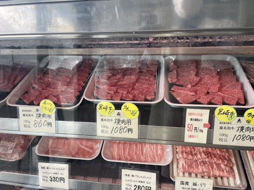 精肉店のショーケースに並んだ宮崎牛カイノミと、A・Bの値札