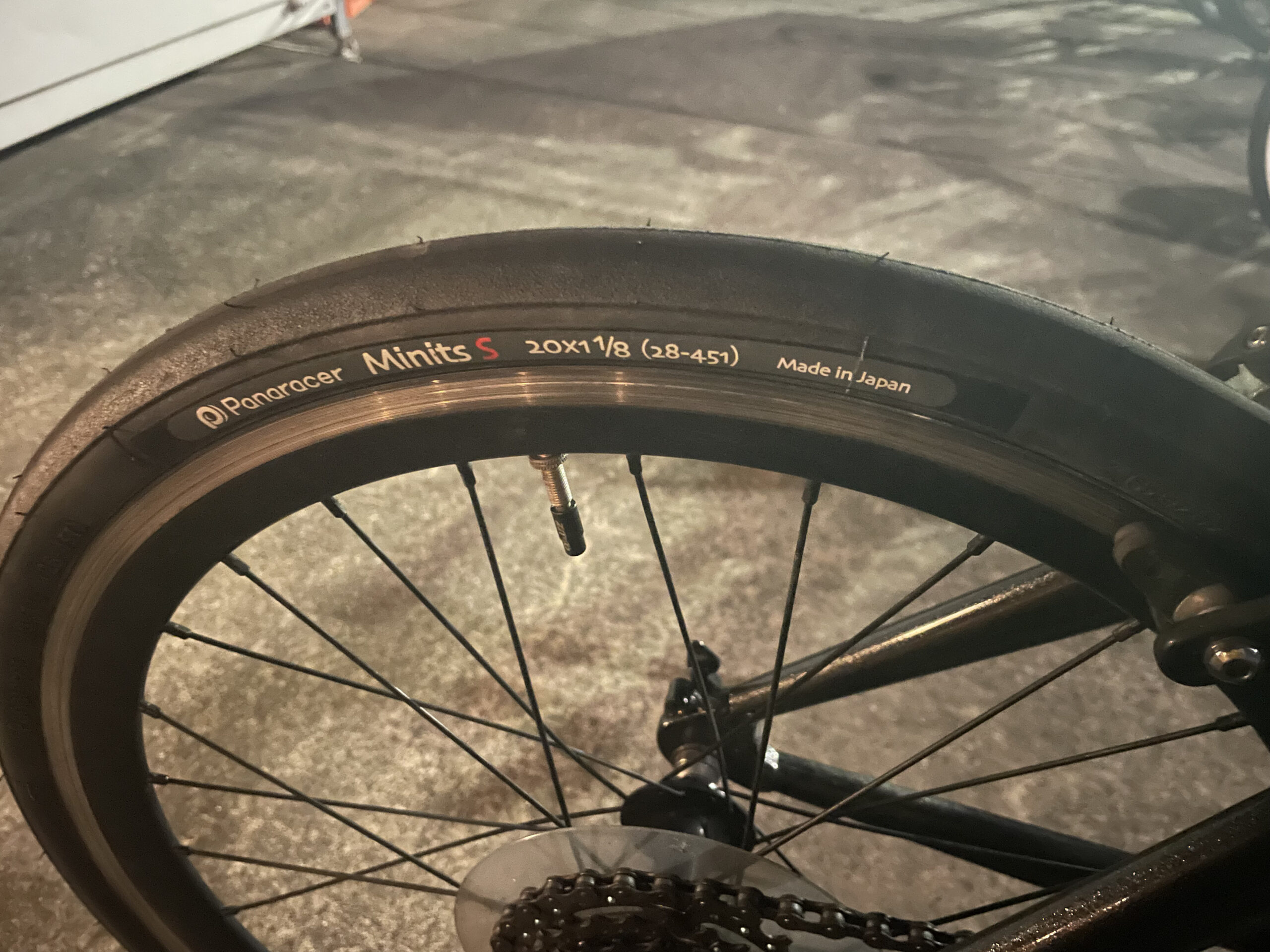 交換後のPanaracer Minits S。サイドに20×1 1/8（28-451）Made in Japanの表記